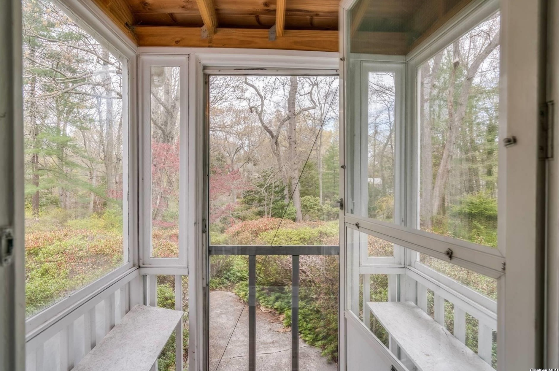 27 Dunlop Rd, Hunt NY 11743-3932 exterior