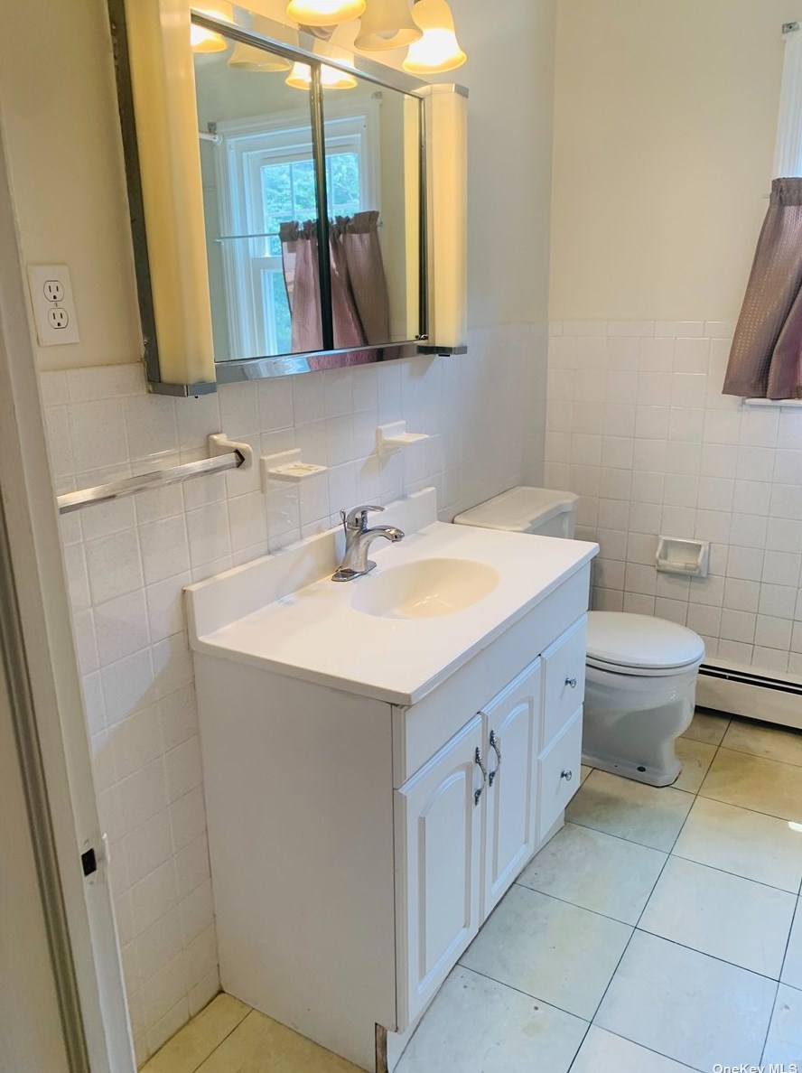 27 Dunlop Rd, Hunt NY 11743-3932 exterior