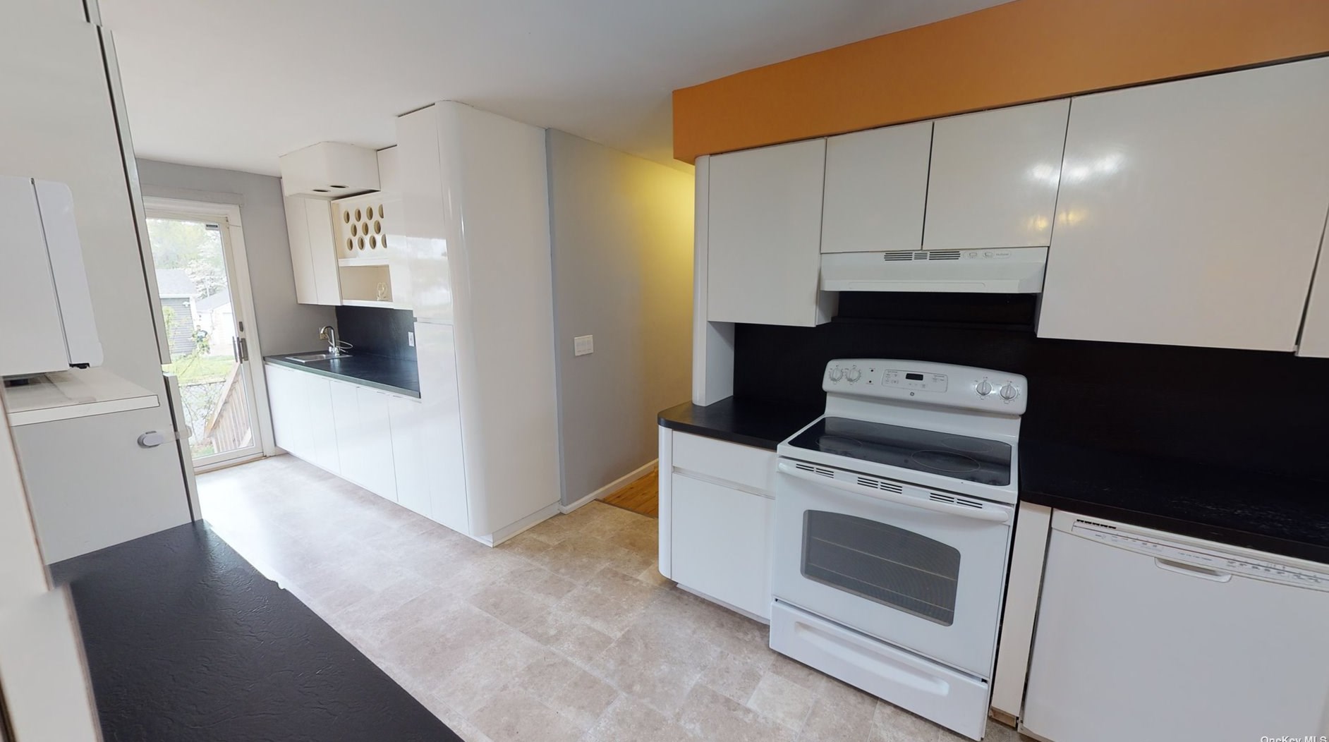 462 Adirondack Dr, Farmingville NY  11738-2043 exterior