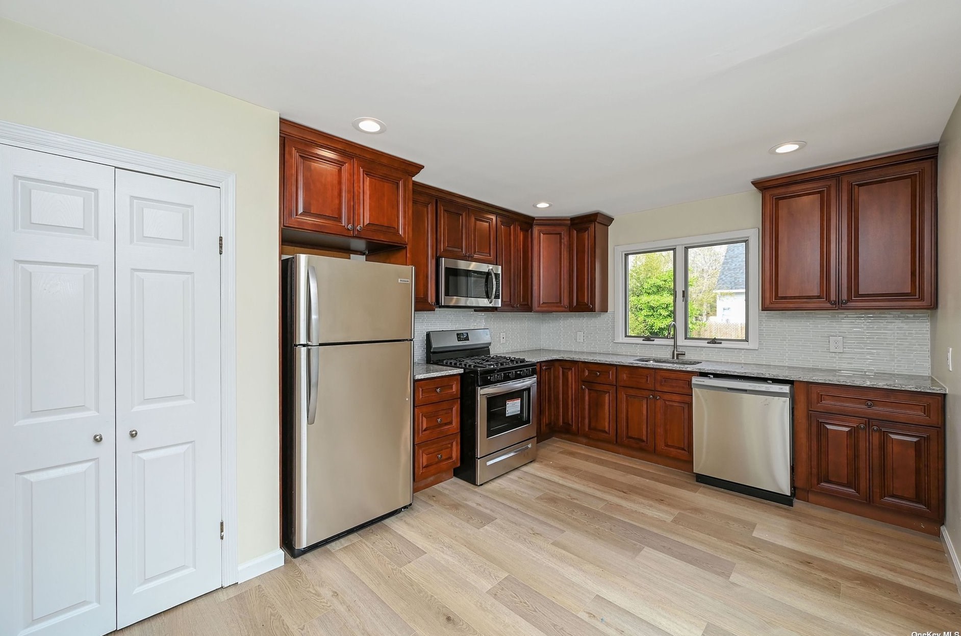 21 Birchwood Dr, Smith Point NY  11967-3907 exterior