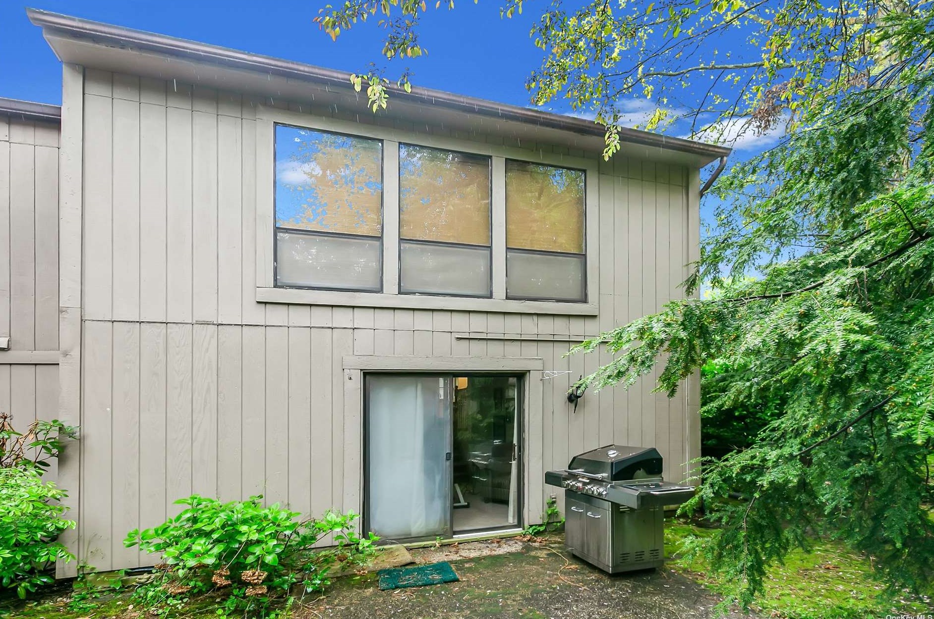 31 High Oak Ct, Hunt NY 11743-4259 exterior