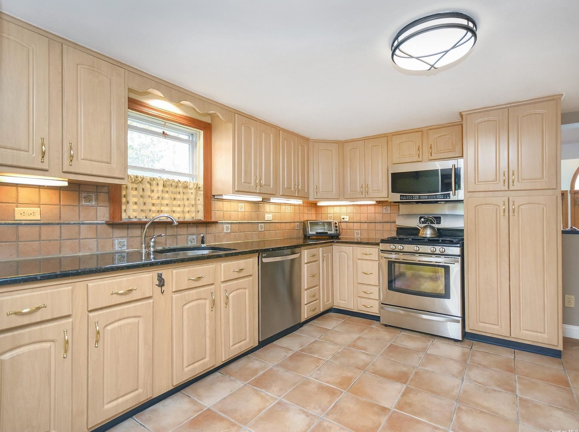 40 Valentine Ave, Glen Cove NY  11542-4146 exterior