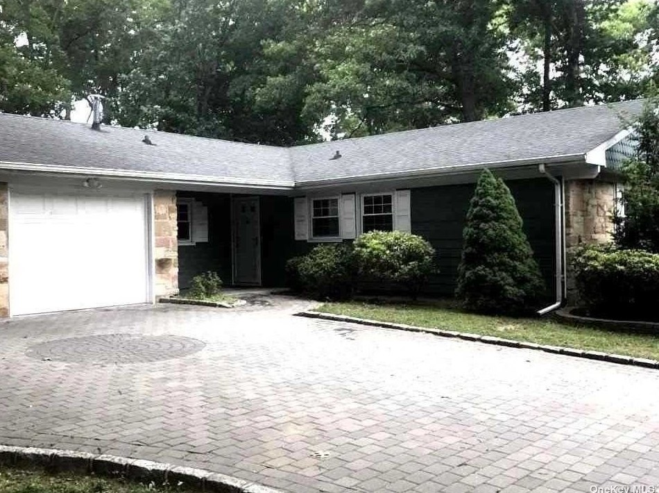 5 Spencer Ln, Stonybrook NY  11790-3122 exterior