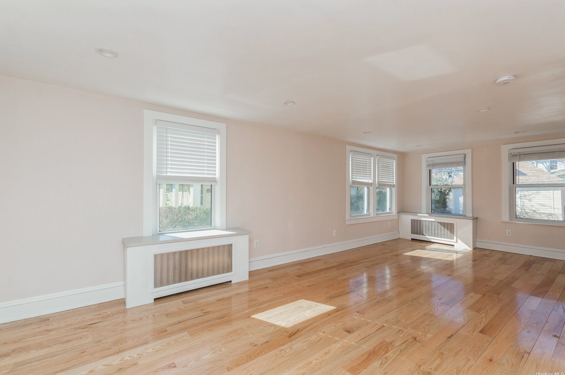 3 3rd St, East Hills NY  11548-1307 exterior