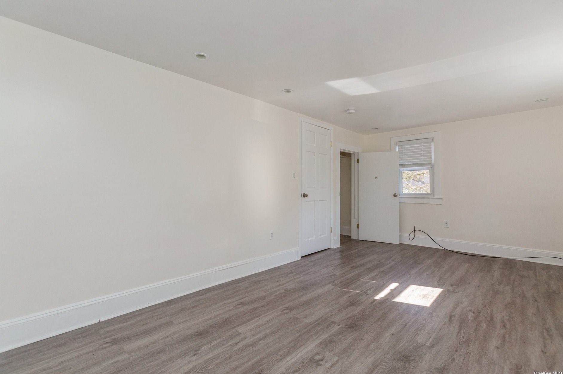 3 3rd St, East Hills NY  11548-1307 exterior