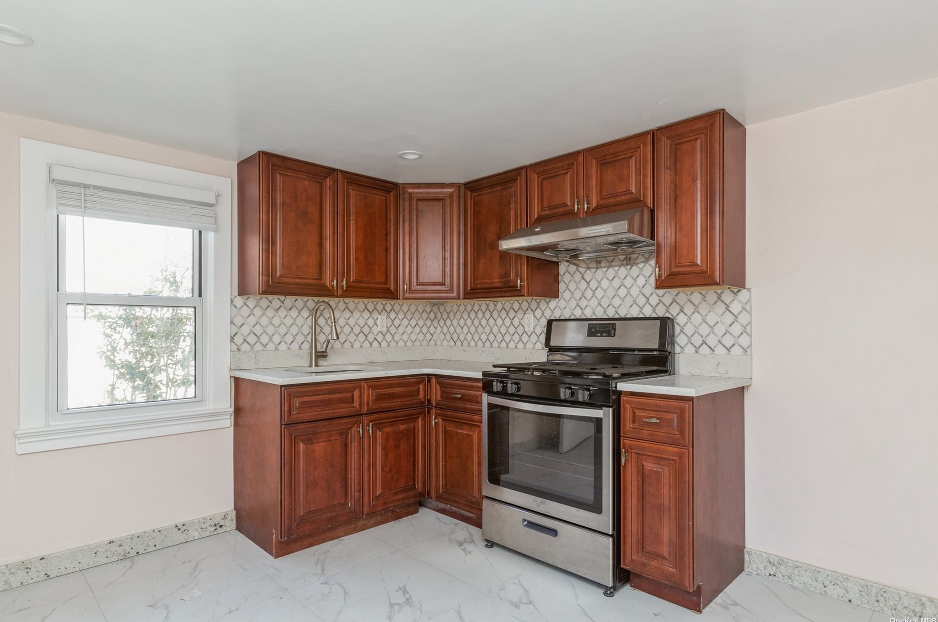 3 3rd St, East Hills NY  11548-1307 exterior