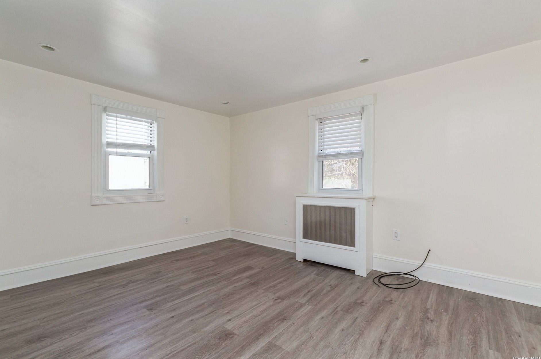 3 3rd St, East Hills NY  11548-1307 exterior