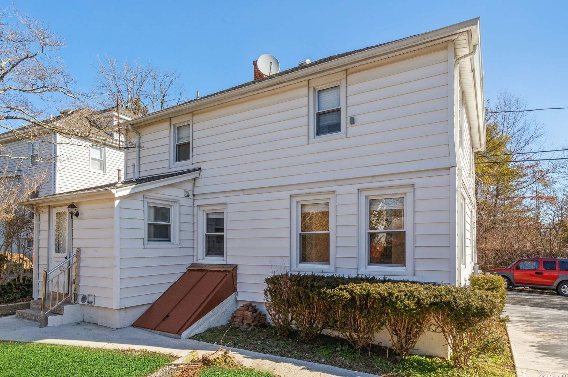 3 3rd St, East Hills NY  11548-1307 exterior