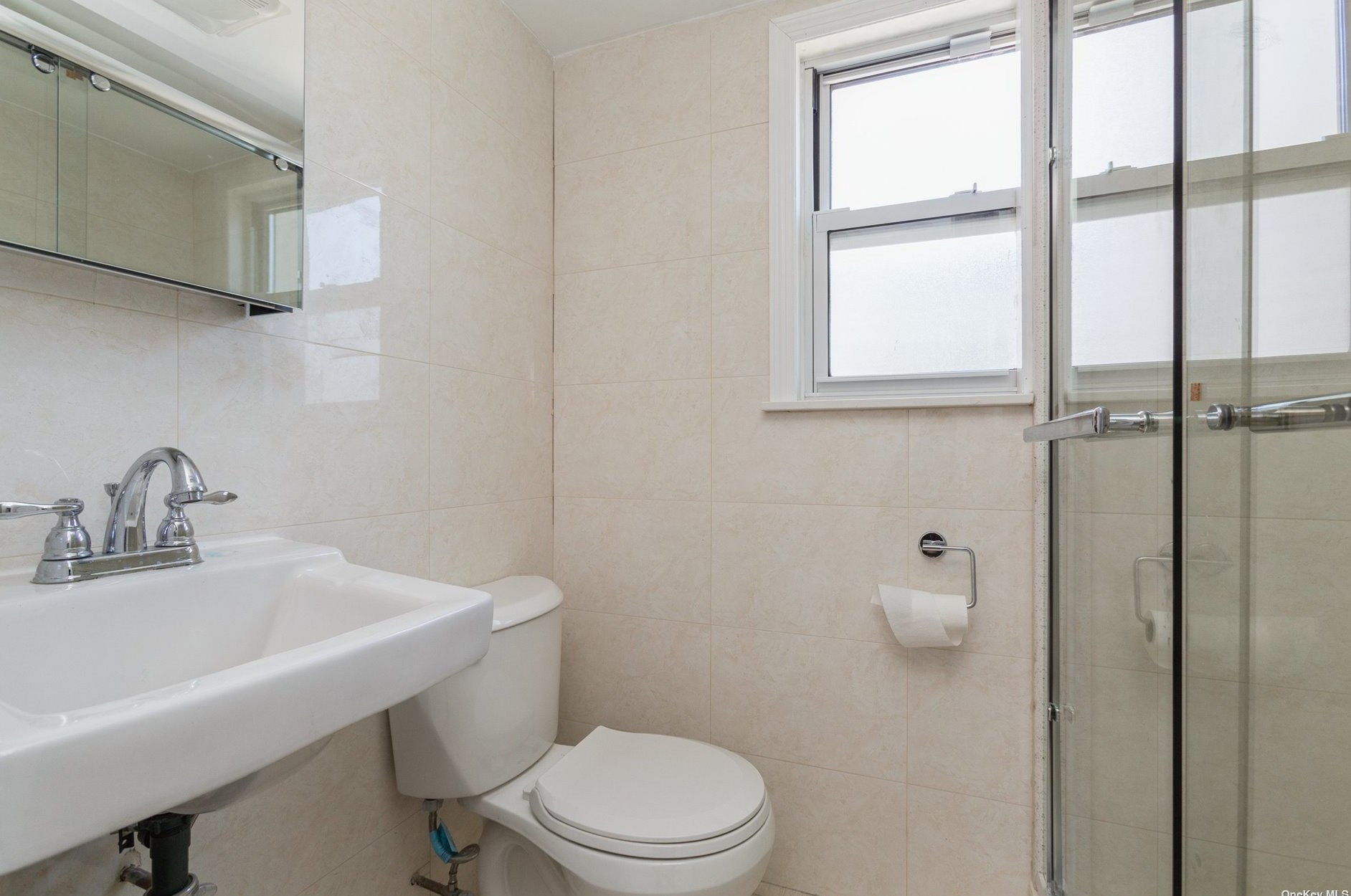 3 3rd St, East Hills NY  11548-1307 exterior