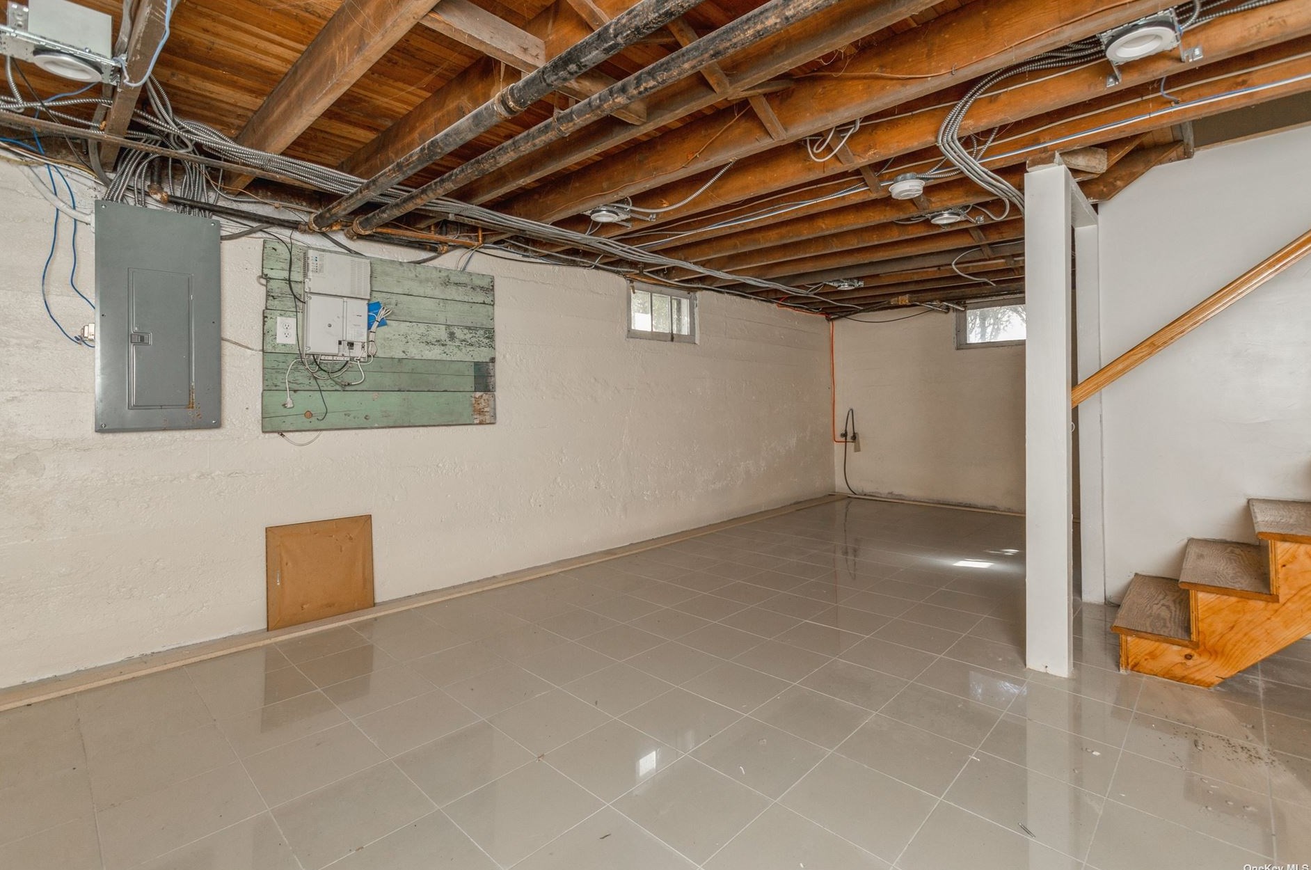 3 3rd St, East Hills NY  11548-1307 exterior