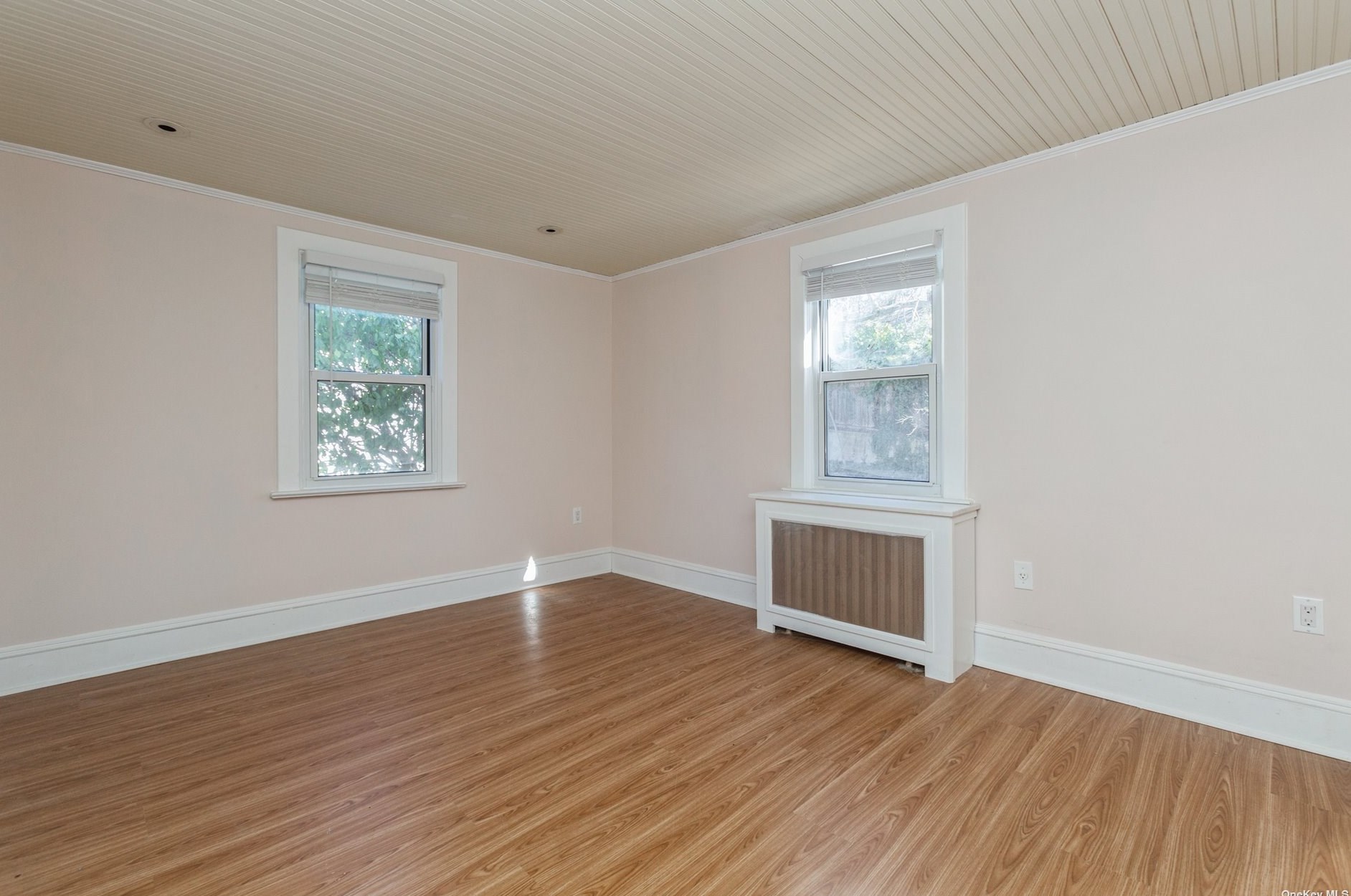 3 3rd St, East Hills NY  11548-1307 exterior