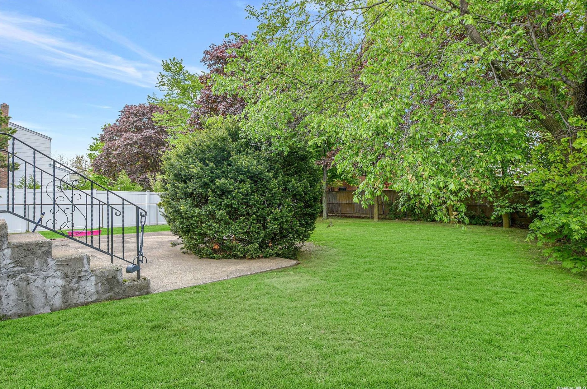 2905 Oceanside Rd, Rockville Centre NY  11572-3149 exterior