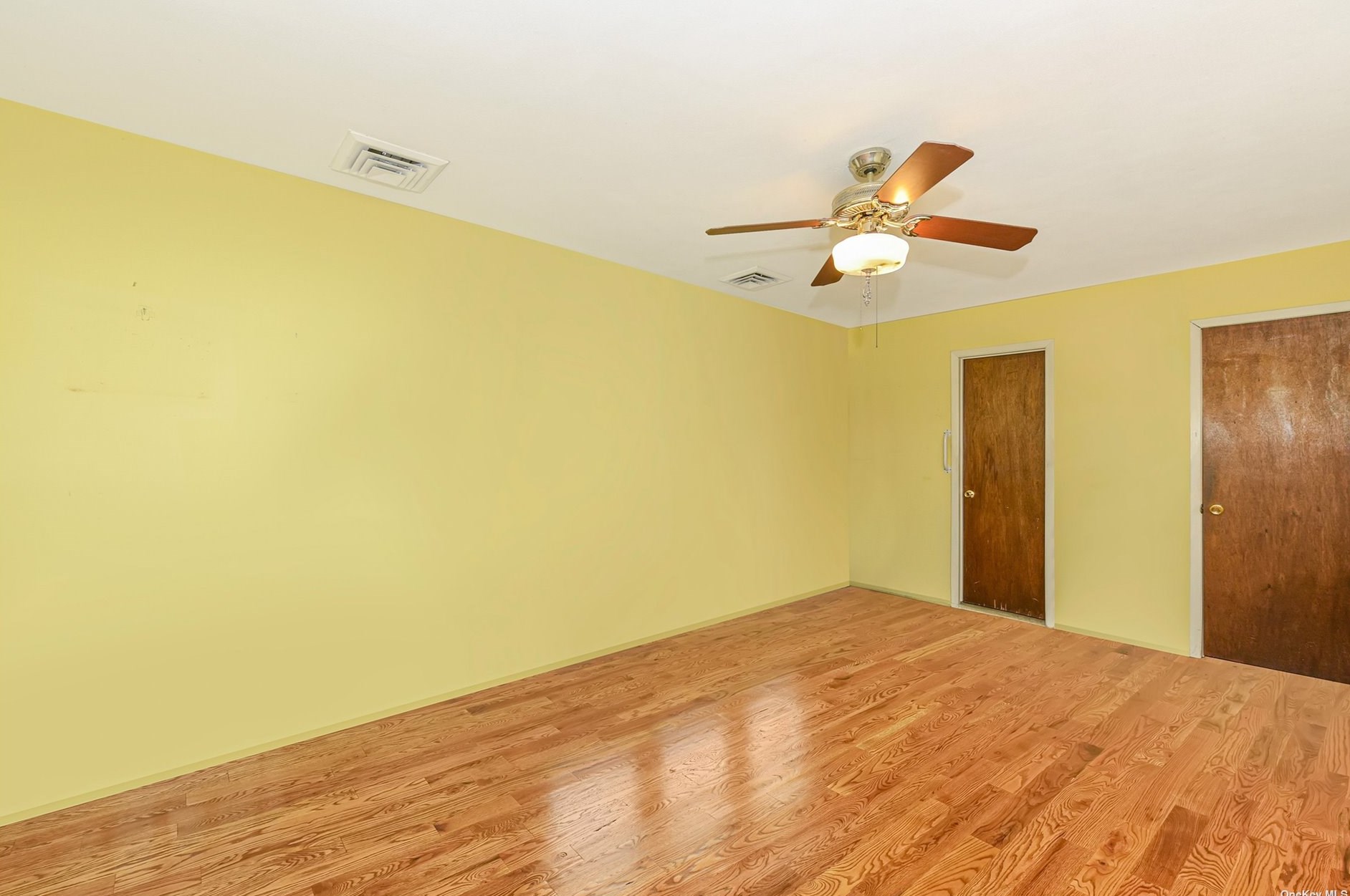 2905 Oceanside Rd, Rockville Centre NY  11572-3149 exterior