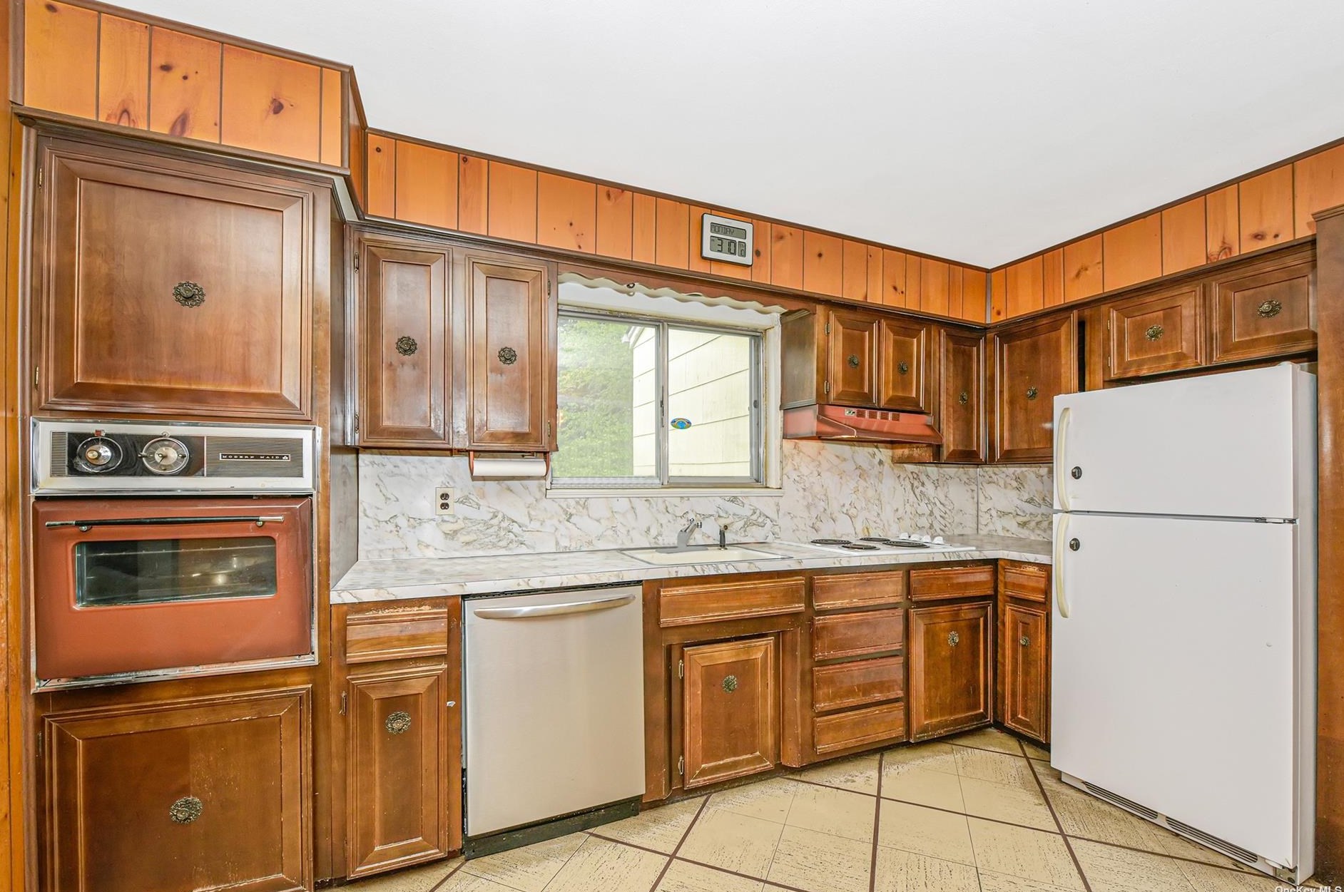 2905 Oceanside Rd, Rockville Centre NY  11572-3149 exterior