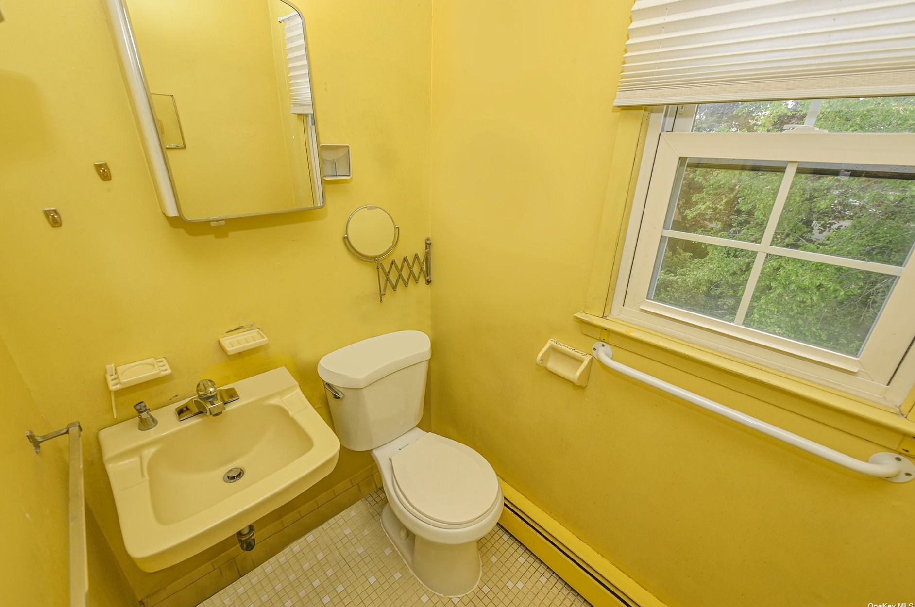 2905 Oceanside Rd, Rockville Centre NY  11572-3149 exterior