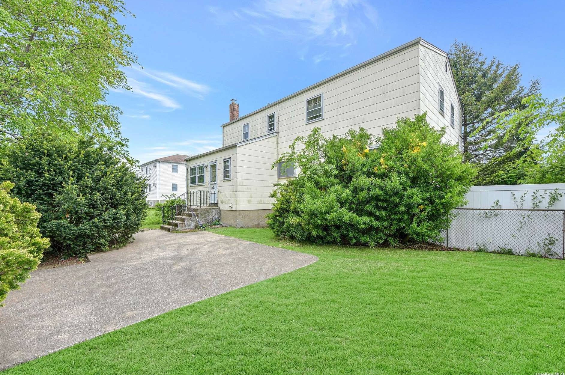 2905 Oceanside Rd, Rockville Centre NY  11572-3149 exterior