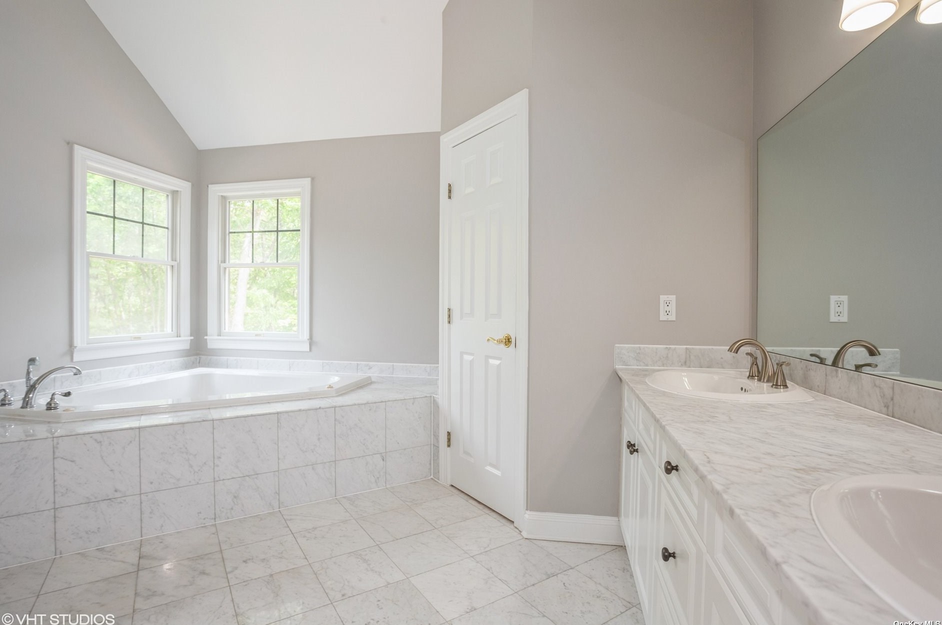 18 Watercrest Ct, Head Of The Harbor NY  11780-9702 exterior