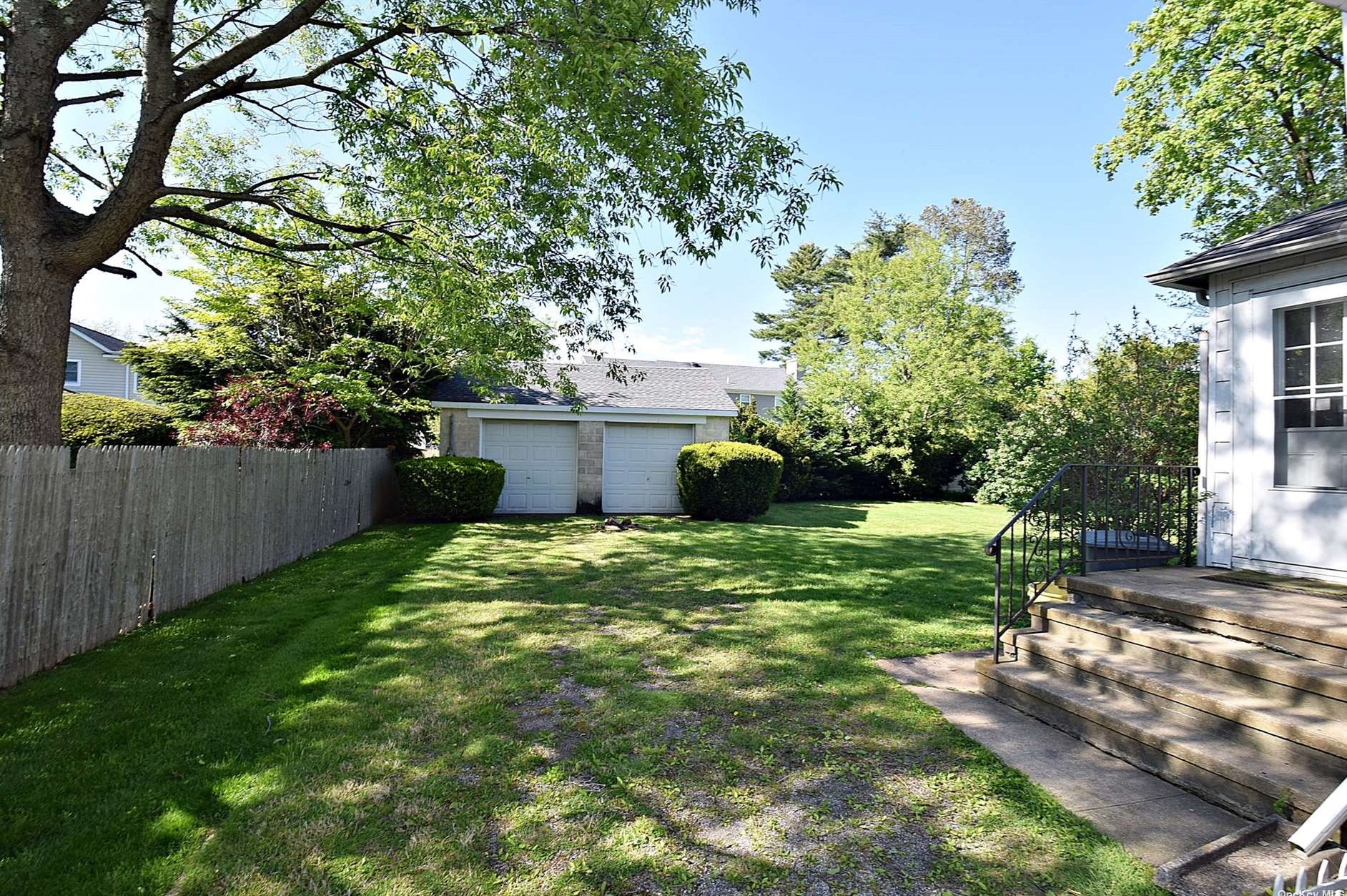 12 Baylis Pl, Syosset NY  11791-2643 exterior