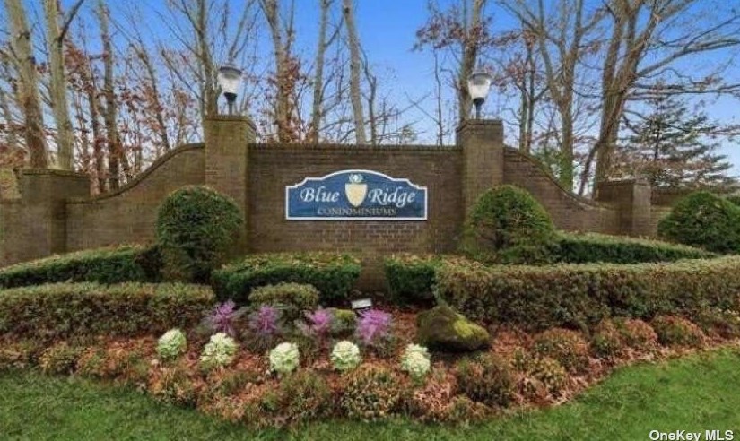 164 Golf Ln, Gordon Heights NY  11763-1246 exterior