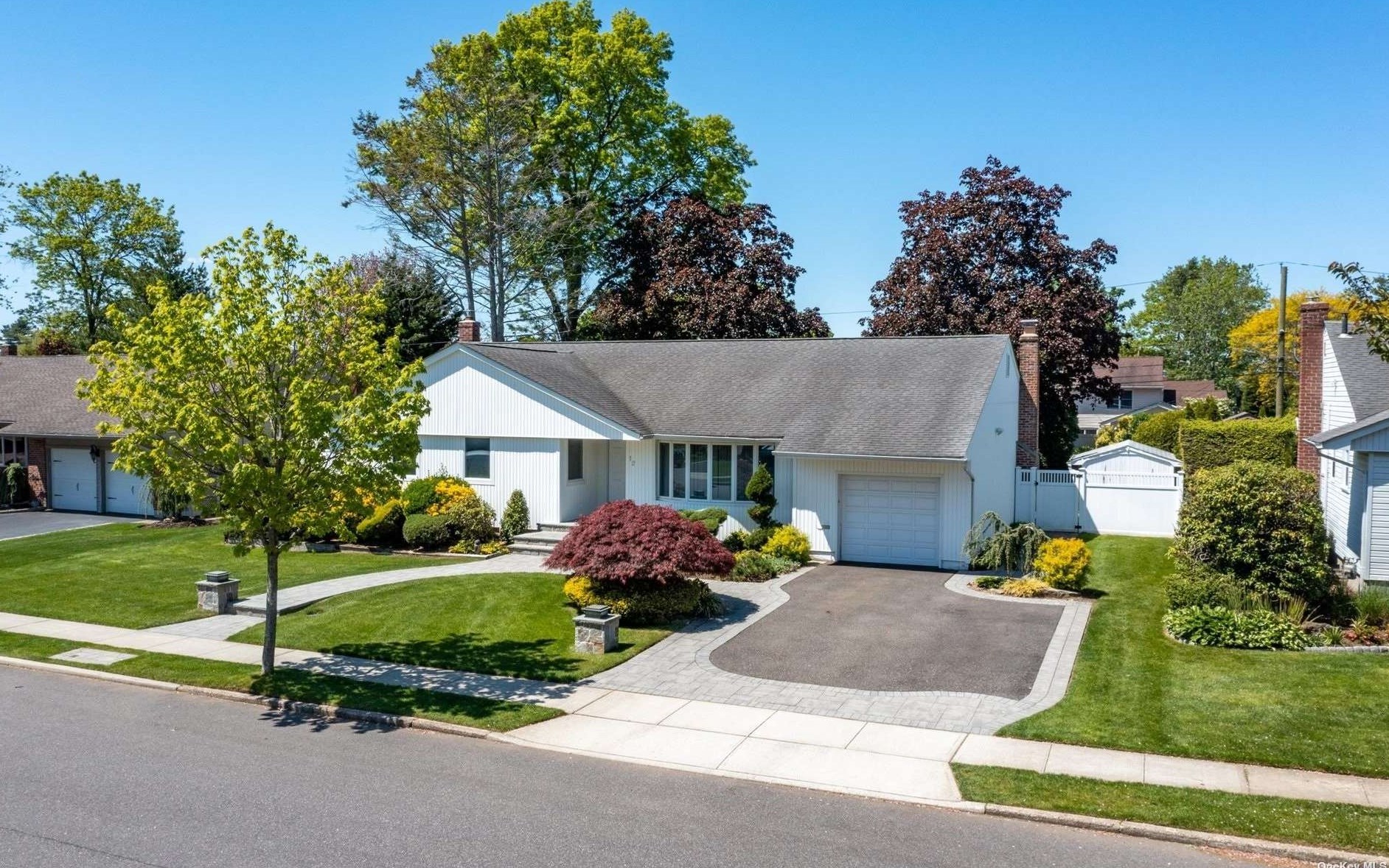 12 Ann Dr, Syosset NY  11791-5904 exterior