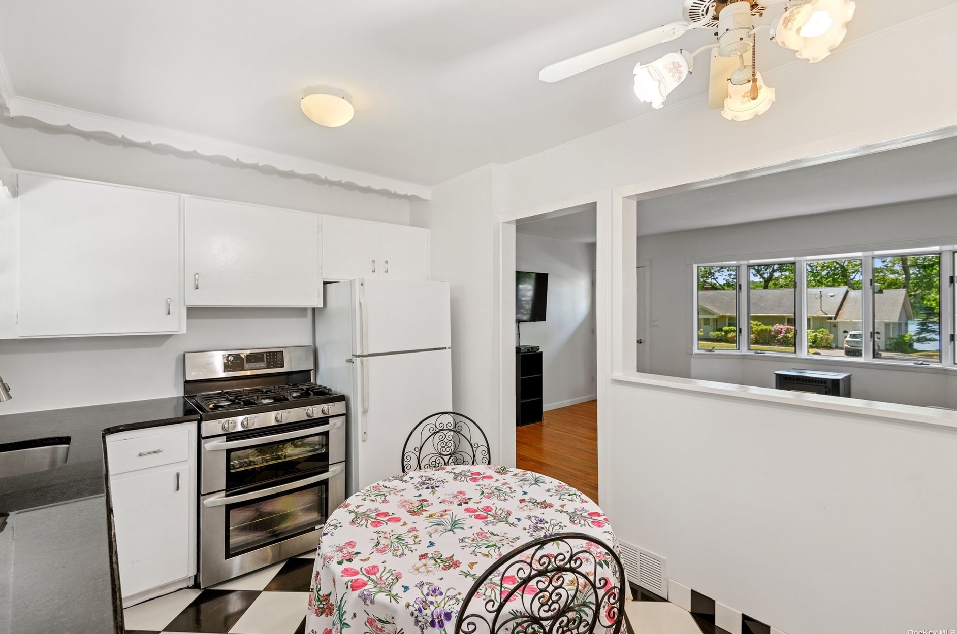 1400 Westview Dr, Mattituck NY  11952-2949 exterior