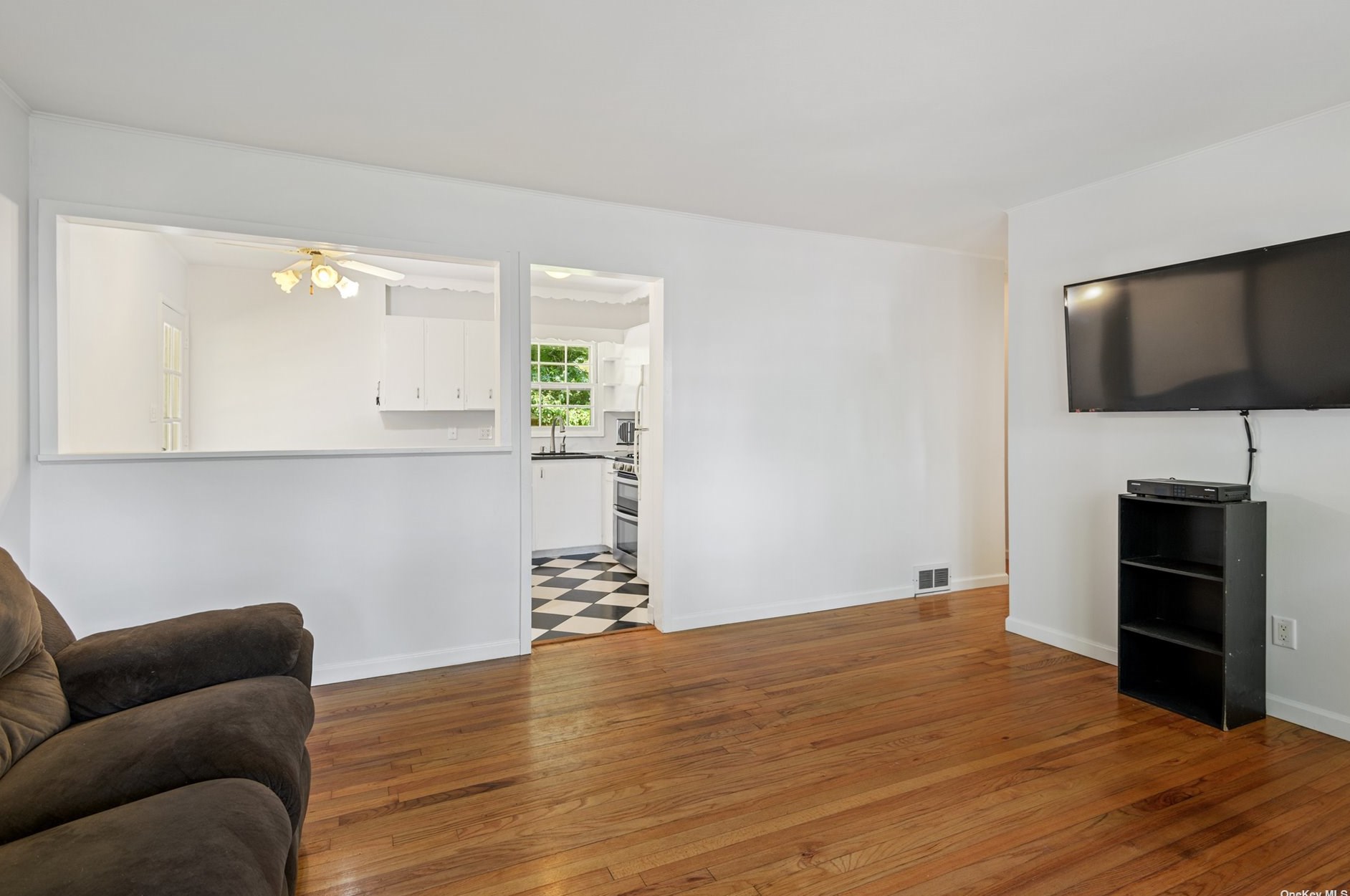 1400 Westview Dr, Mattituck NY  11952-2949 exterior