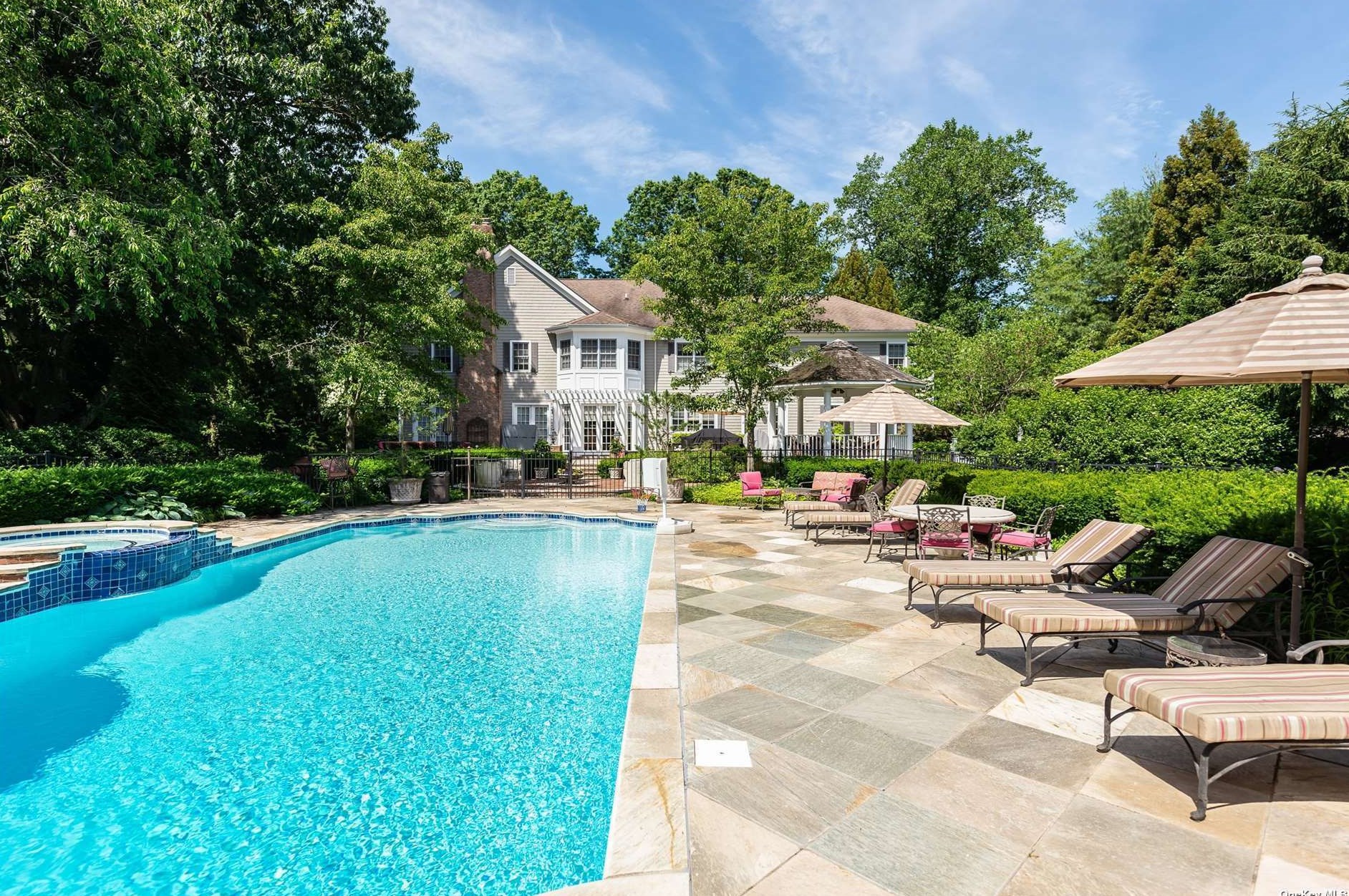 2105 Edge Rd, Syosset NY  11791-9618 exterior