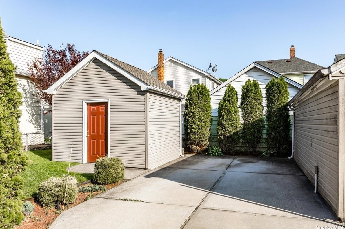 167 Jackson Ave, Garden City NY  11501-2477 exterior