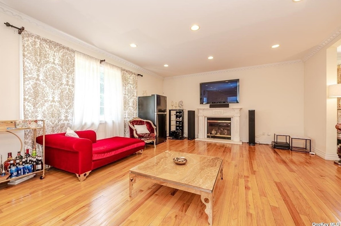 117 Parkway Dr, East Hills NY  11577-2707 exterior