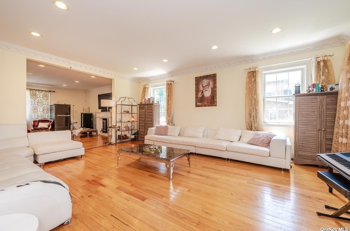 117 Parkway Dr, East Hills NY  11577-2707 exterior