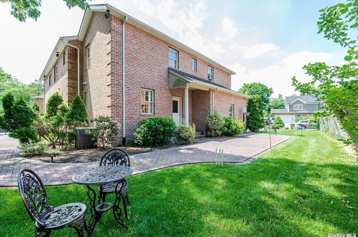 117 Parkway Dr, East Hills NY  11577-2707 exterior