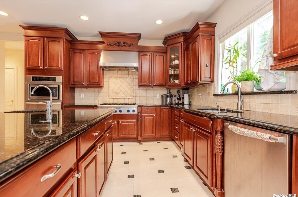 117 Parkway Dr, East Hills NY  11577-2707 exterior