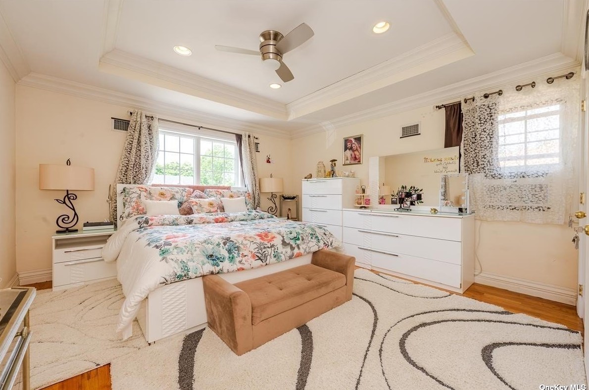 117 Parkway Dr, East Hills NY  11577-2707 exterior