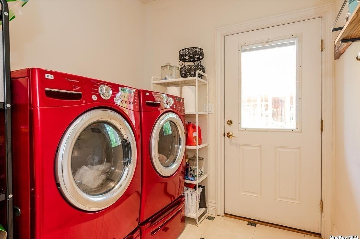 117 Parkway Dr, East Hills NY  11577-2707 exterior