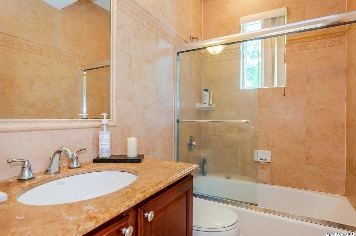 117 Parkway Dr, East Hills NY  11577-2707 exterior