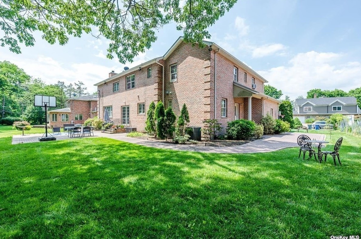 117 Parkway Dr, East Hills NY  11577-2707 exterior