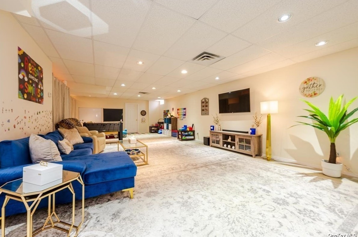 117 Parkway Dr, East Hills NY  11577-2707 exterior