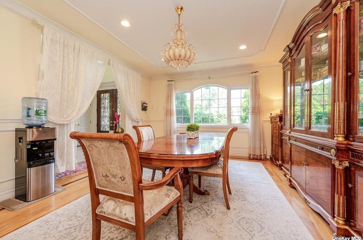 117 Parkway Dr, East Hills NY  11577-2707 exterior