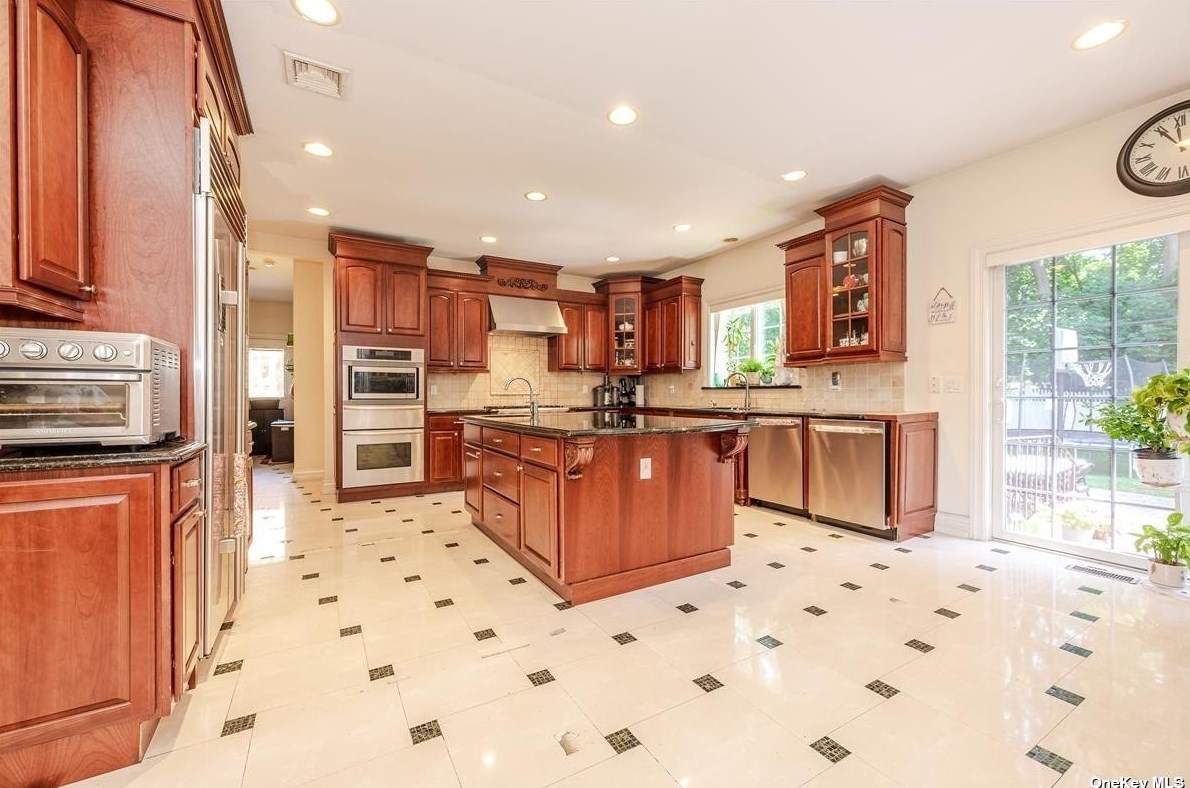 117 Parkway Dr, East Hills NY  11577-2707 exterior