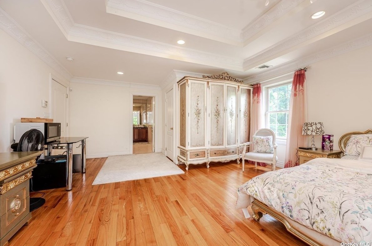 117 Parkway Dr, East Hills NY  11577-2707 exterior