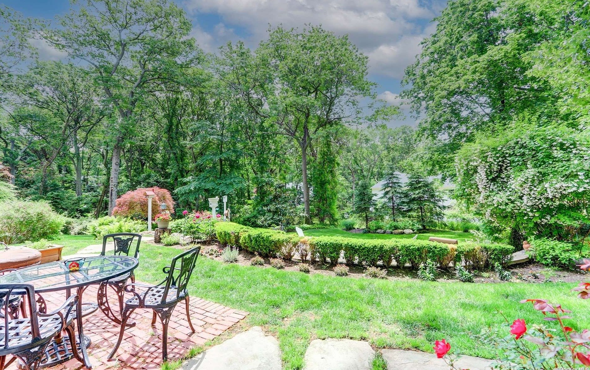 16 Highwood Rd, Strongs Neck, NY 11733