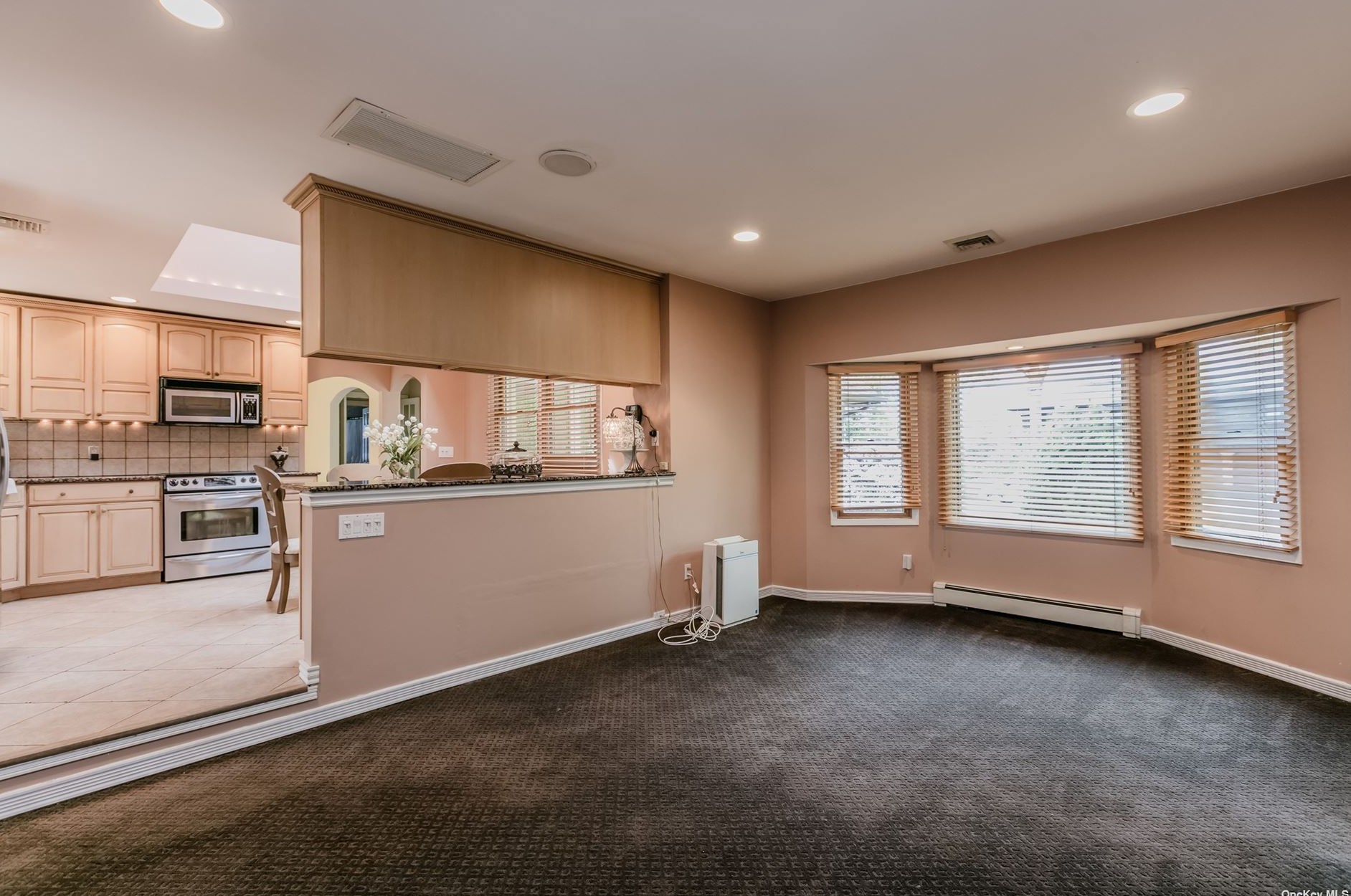 25 Roxbury Ave, Oakdale, NY 11769