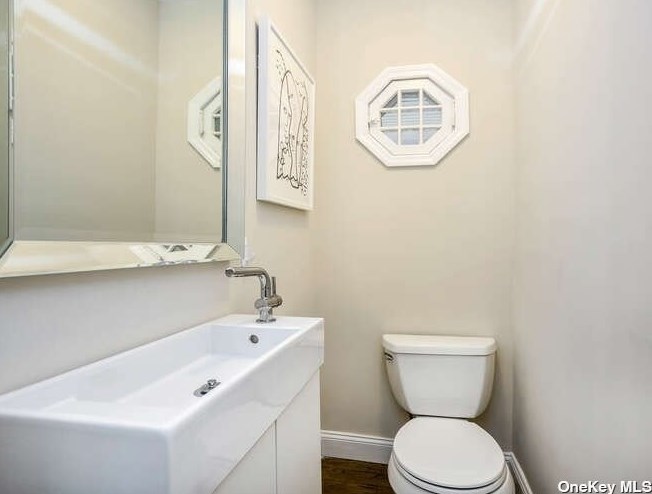 2 Plymouth Rd, Port Washington NY  11050-4313 exterior