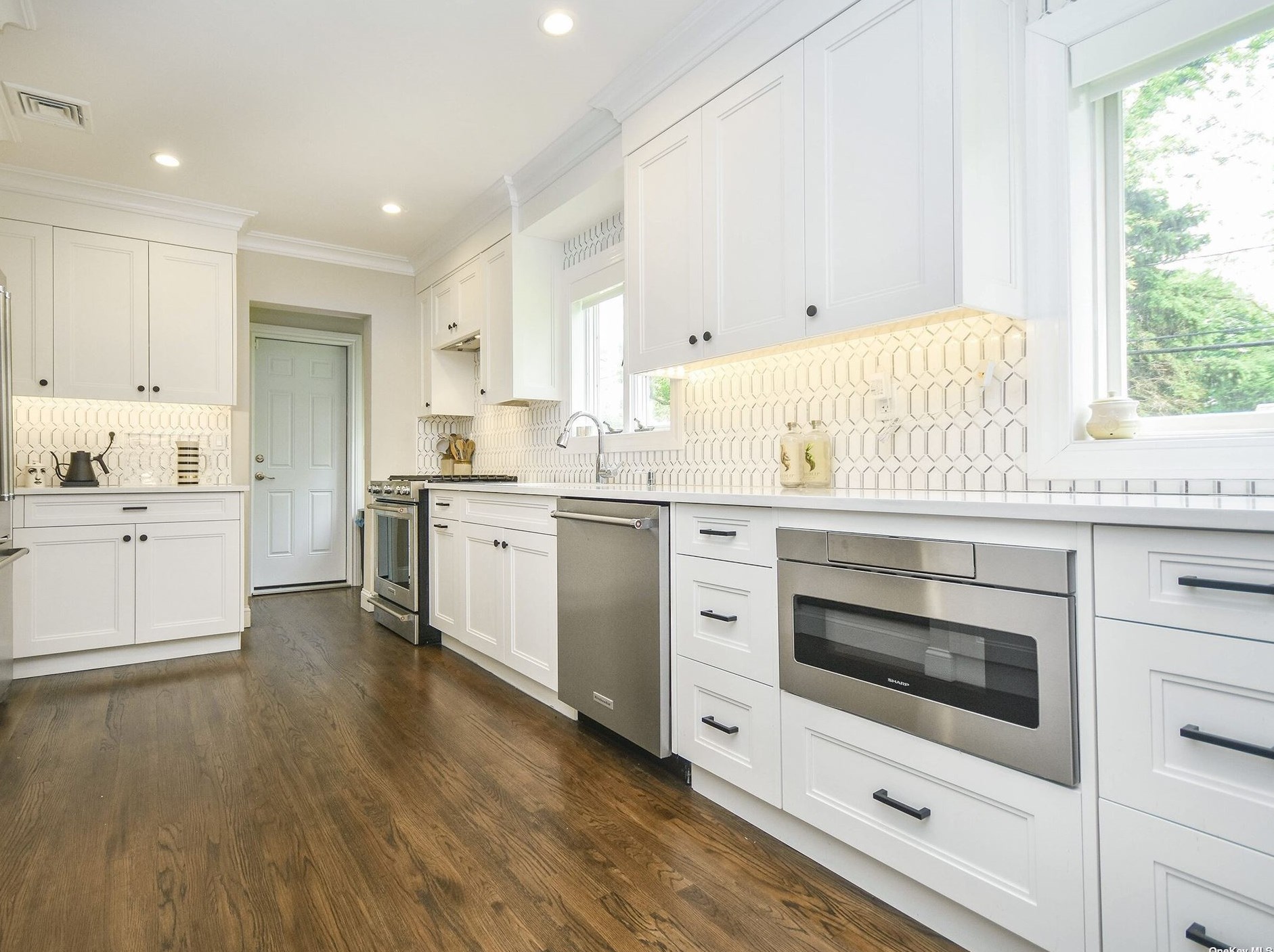 2 Plymouth Rd, Port Washington NY  11050-4313 exterior