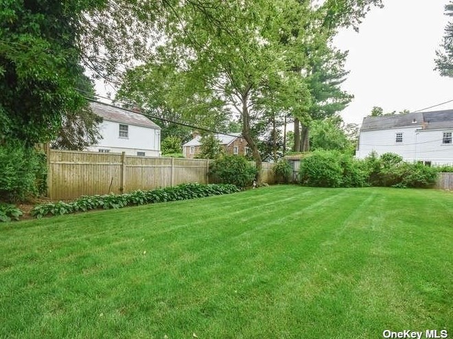 2 Plymouth Rd, Port Washington NY  11050-4313 exterior