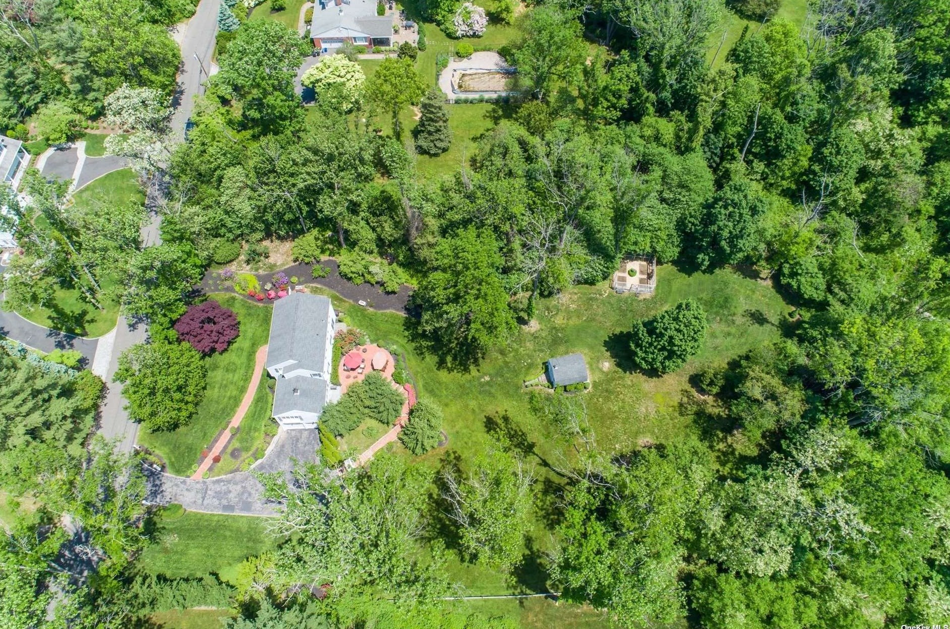 5 Janes Ln, Hunt NY  11743-1715 exterior