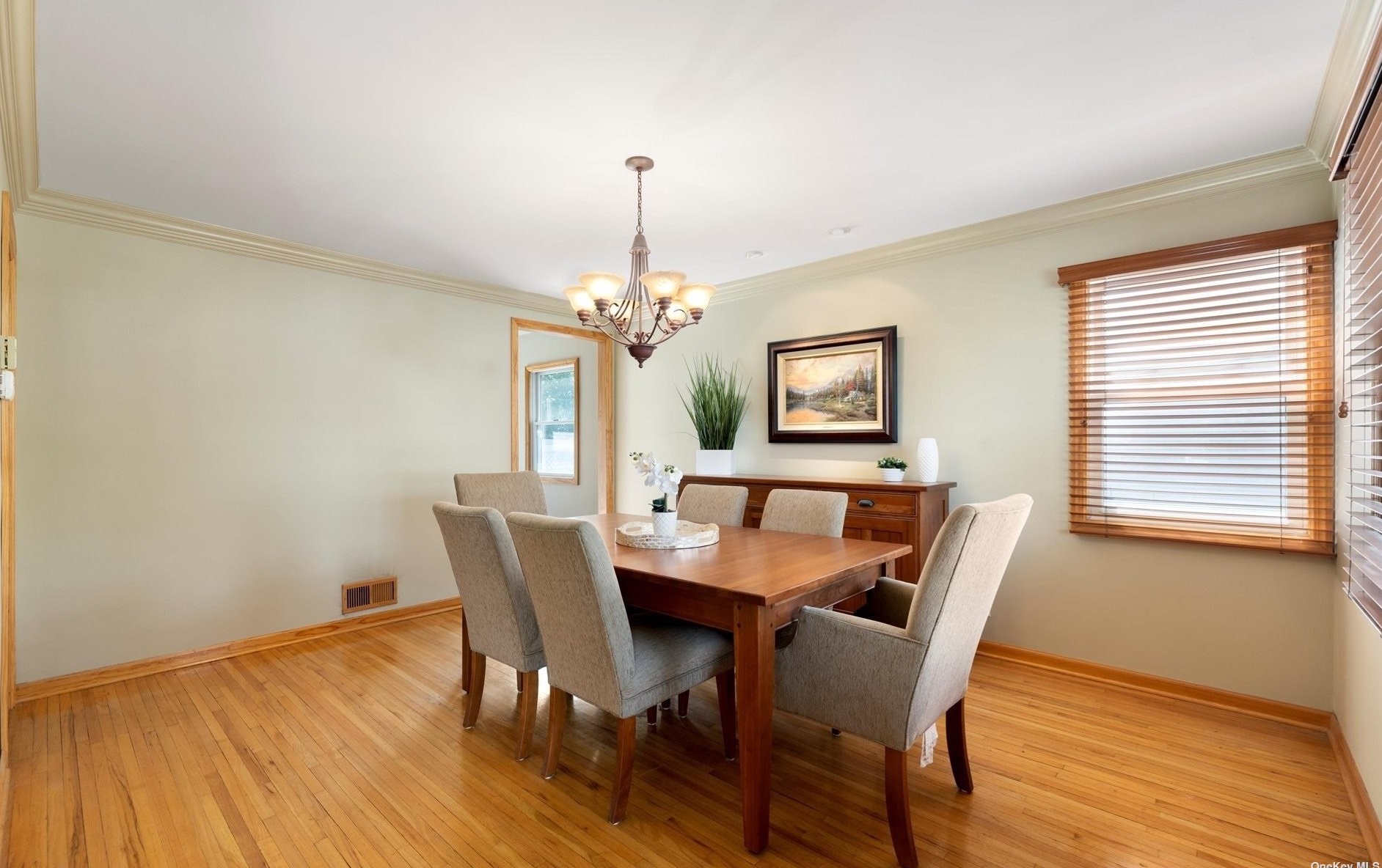 1 Whitman Ave, Syosset NY  11791-5027 exterior