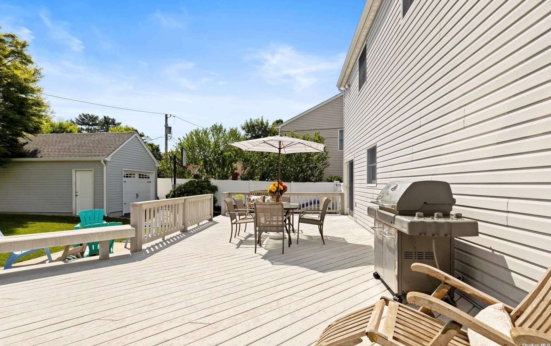 1 Whitman Ave, Syosset NY  11791-5027 exterior