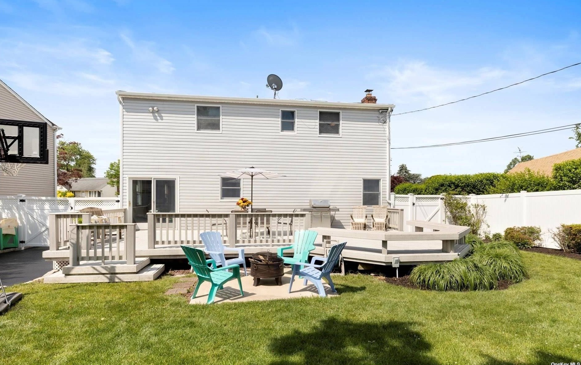 1 Whitman Ave, Syosset NY  11791-5027 exterior