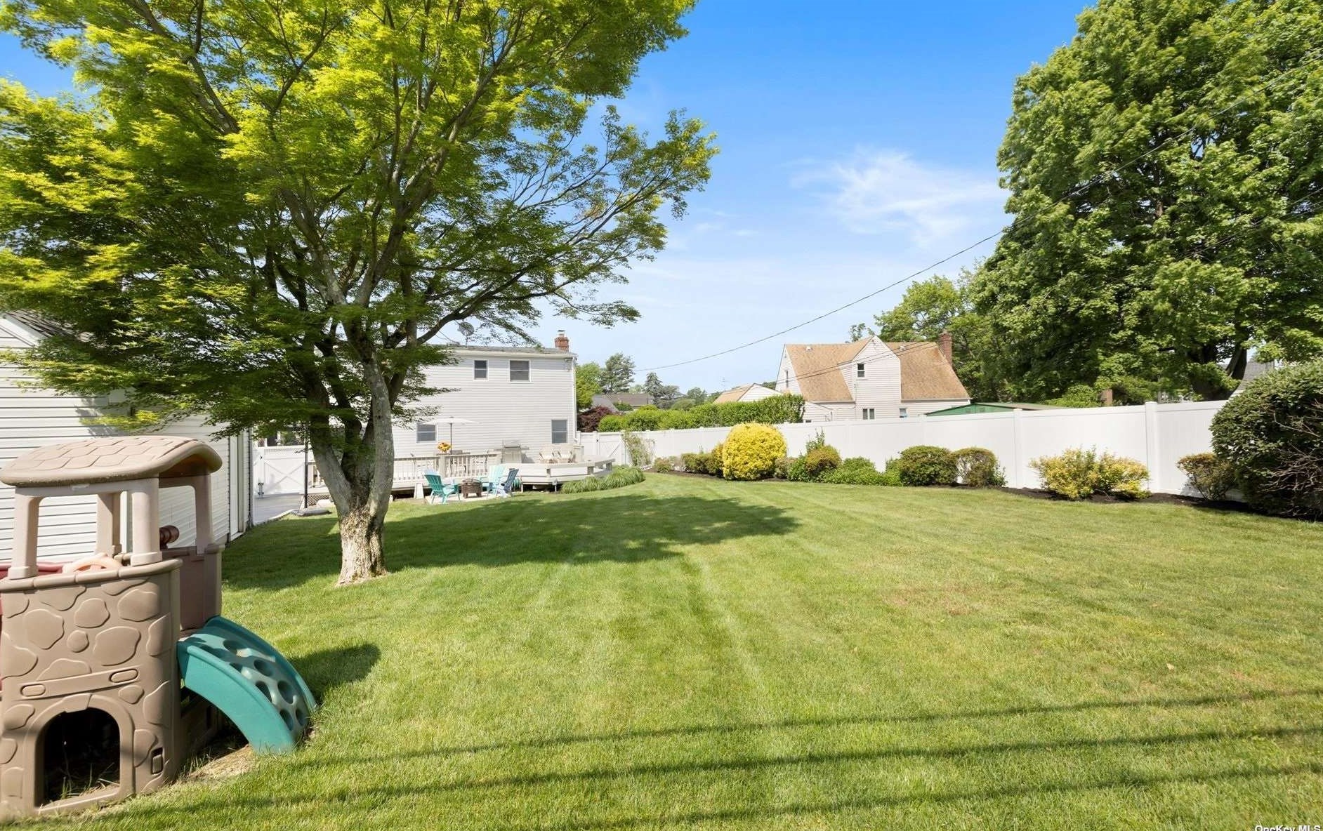 1 Whitman Ave, Syosset NY  11791-5027 exterior